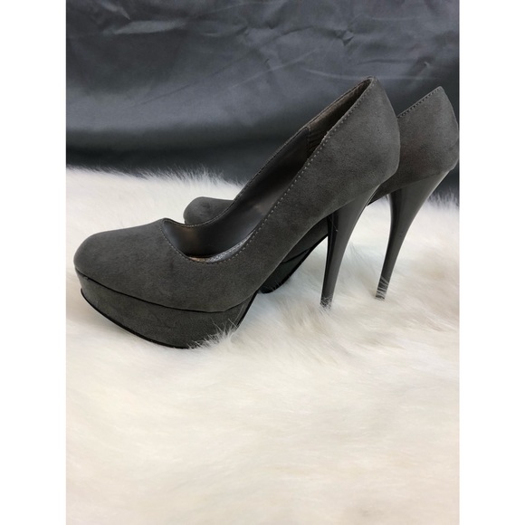Shoes - Nwt gray pumps